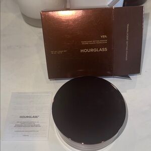 Hourglass Veil Setting Powder in Trasluscent